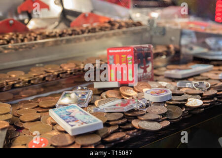 Nahaufnahme von Twp pence Stücke in einer Münze in der Arcade Maschine schieben Stockfoto