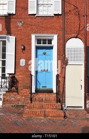 Farbenfrohe, neue blaue Tür auf einem Ziegelstein, renoviert und modernisiert Reihenhaus in der Altstadt von Annapolis Maryland in der Nähe Die Navel Academy der USA Stockfoto