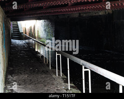 Unter der Eisenbahnbrücke durch die Trent und Mersey Canal, Etrurien, Stoke-on-Trent, Großbritannien Stockfoto