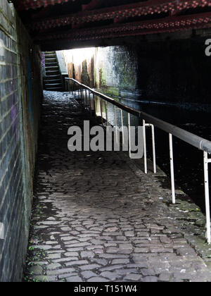 Unter der Eisenbahnbrücke durch die Trent und Mersey Canal, Etrurien, Stoke-on-Trent, Großbritannien Stockfoto