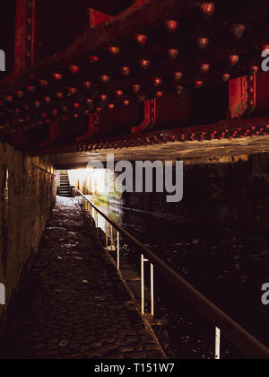 Unter der Eisenbahnbrücke durch die Trent und Mersey Canal, Etrurien, Stoke-on-Trent, Großbritannien Stockfoto