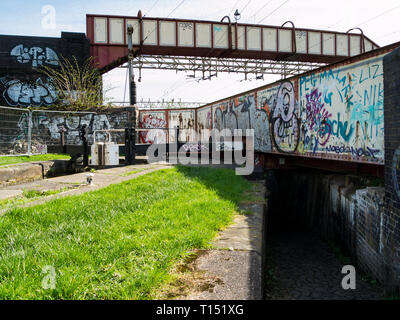 Unter der Eisenbahnbrücke durch die Trent und Mersey Canal, Etrurien, Stoke-on-Trent, Großbritannien Stockfoto