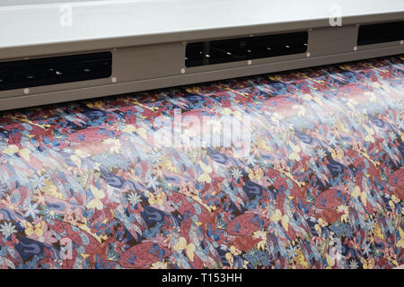 Den industriellen Druck auf Gewebe; moderne digitale Tintenstrahldrucker setzt ein Blaues Muster Bild auf einem Tuch Leinwand Stockfoto