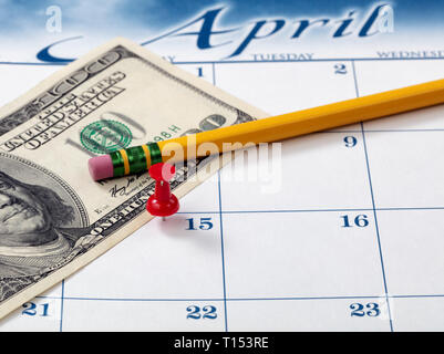 Rote Stecknadel auf April 15 der Kalender für Steuereinnahmen Fälligkeitsdatum Mahnung mit Bleistift und Währung im Hintergrund Stockfoto