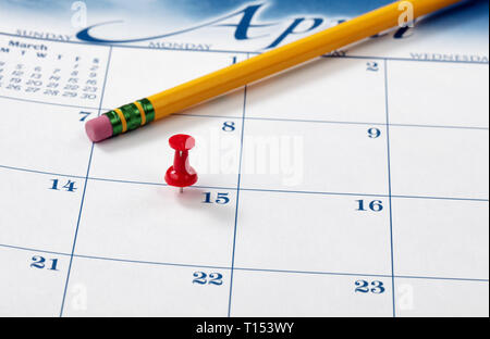 Rote Stecknadel auf April 15 der Kalender für Steuereinnahmen Fälligkeitsdatum Mahnung mit Bleistift im Hintergrund Stockfoto