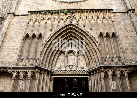 Türen geöffnet und den Eingang zu einem alten gotischen Kirche. Schöne Element der Architektur von Barcelona. Stockfoto
