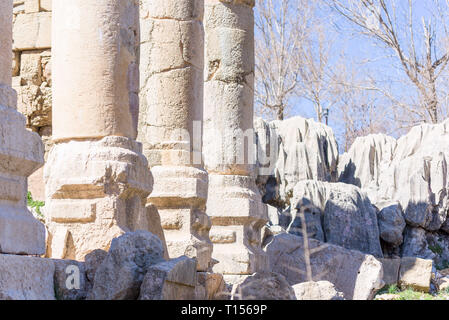 Ein römischer Tempel zu Zeus Baal und eine byzantinische Basilika gewidmet sitzen zu Beginn des Nahr al Kalb Tal auf den Berg Libanon. Stockfoto