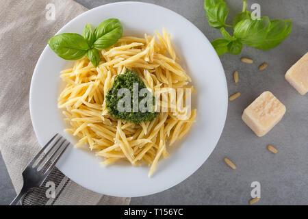 Hausgemachte frische Pasta trofie mit grünem Basilikum Pesto. Italienische Küche. Gesunde Lebensmittel, Ernährung und Kochen. Essen Hintergrund mit kopieren. Zu Stockfoto