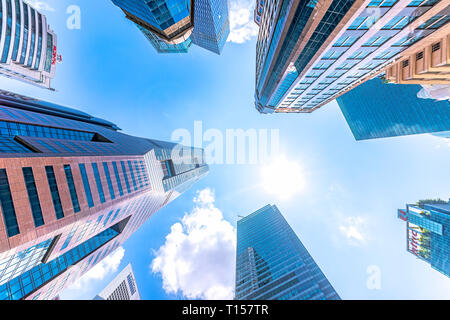 Singapur, Hochhäusern, Low Angle View gegen die Sonne Stockfoto