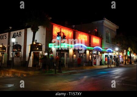 Berühmte Sloppy Joe's Bar an der Ecke Duval und Greene Straßen, wo Ernest Hemingway zu häufig verwendet, auf Key West, Florida Keys, Florida, USA Stockfoto