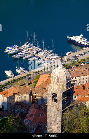 Montenegro, Bucht von Kotor, Kotor, Marina und Kirche Gospa od Zdravlja Stockfoto