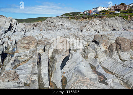 Felsen am Meer auf Woolacombe Strand geformt, mit Blick auf die Hotels, Apartments am Meer und andere Gebäude, von Woolacombe Bay, Devon, Großbritannien Stockfoto