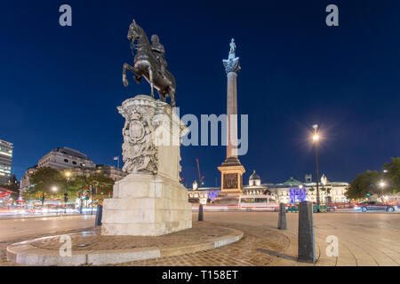 Vereinigtes Königreich, England, London, Trafalgar Square mit Nelson's Column und Georg IV Statue bei Nacht Stockfoto