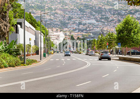 FUNCHAL, Madeira, Portugal - Juli 22, 2018: Blick auf Funchal von der Straße Estrada Monumenral Stockfoto