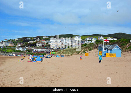 Die Menschen genießen die Küste von Woolacombe Strand, Woolacombe Bay, Devon, Großbritannien Stockfoto