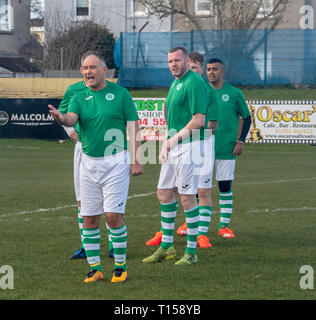 KILWINNING, Schottland - 17 März 2019: Tommy Sheridan, Aufträge zu anderen keltischen Spieler während einer Warm-up. Stockfoto