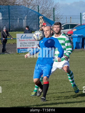 KILWINNING, Schottland - 17 März 2019: Ex-Celtic player, Massimo Donati versucht, den Ball von der Ex-Förster-Player zu erhalten, Alex Rae. Stockfoto