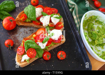 Die Avocado Toast mit Caprese Salat auf der Oberseite Stockfoto