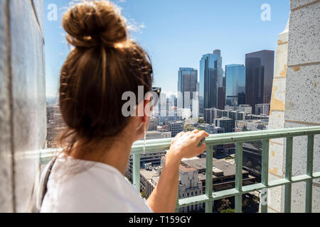 USA, Kalifornien, Los Angeles, Frau an die Stadt aus der Beobachtung Punkt Stockfoto