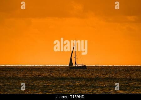 Segelboot und einem traumhaften Sonnenuntergang Stockfoto