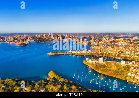 Blaue Wasser des Hafens von Sydney von wohlhabenden Wohngegend Vorstädte aus mosman und cremorne zu Kirribilli im Hinblick auf die Stadt Sydney CBD Sehenswürdigkeiten umgeben auf Stockfoto