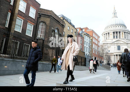 Ein stilvolles Chinesische Touristen paar Fuß in Richtung der Millennium Bridge außerhalb St Pauls Kathedrale in der Stadt London UK KATHY DEWITT Stockfoto