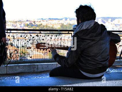 Lissabon, Portugal - 21. März 2019: Musiker spielen fado Musik auf einen Aussichtspunkt in Lissabon am Morgen an einem sonnigen Tag der Frühling Stockfoto