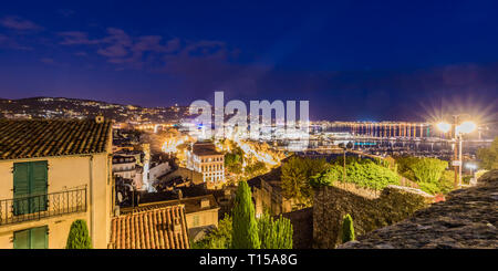 Frankreich, Provence-Alpes-Cote d'Azur, Cannes, Blick auf die Marina am Abend Stockfoto