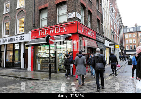 Der Wochenenkaufladen an der Ecke Berwick Street An einem regnerischen Tag im Februar Soho London UK KATHY DEWITT Stockfoto