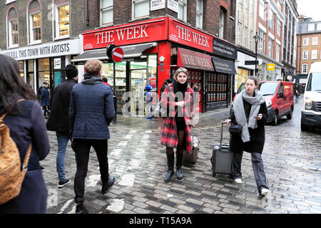 Der Wochenenkaufladen an der Ecke Berwick Street An einem regnerischen Tag im Februar Soho London UK KATHY DEWITT Stockfoto