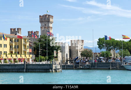 Sirmione, Italien - 07 August 2017: Blick auf den Hafen von Sirmione und Schloss Scaligero vom Gardasee. Sirmione ist mittelalterliche Stadt Sirmium Halbinsel. Stockfoto