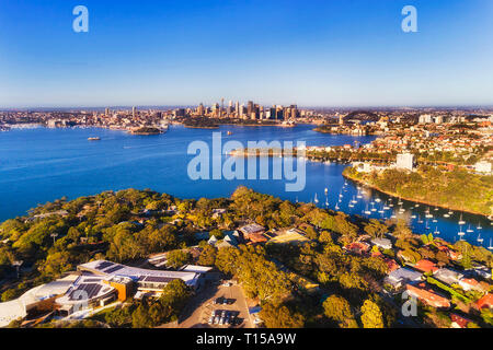 Lower North SHore Wohngebiet wohlhabenden Vorort Mosman auf SYdney HArbour Waterfront mit Blick auf weit entfernte Stadt Sydney CBD Sehenswürdigkeiten aus der Luft gesehen. Stockfoto