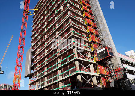 Neue Wohn- und Bürofläche Gebäude im Bau & Kran bei 103-105 Bunhill Finsbury Turm in der Nähe der Old Street London EC 1 UK KATHY DEWITT Stockfoto