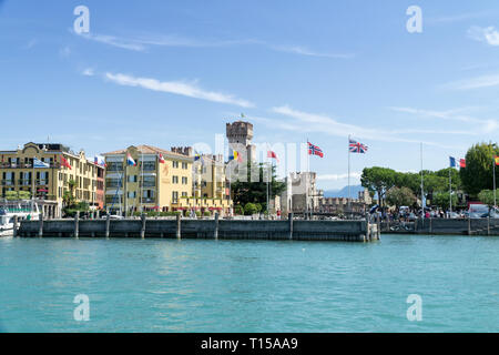 Sirmione, Italien - 07 August 2017: Blick auf den Hafen von Sirmione und Schloss Scaligero vom Gardasee. Sirmione ist mittelalterliche Stadt Sirmium auf der Halbinsel. Stockfoto