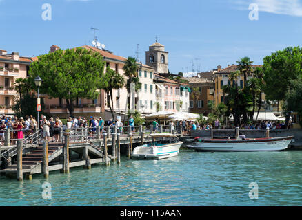 Sirmione, Italien - 07 August 2017: Touristen warten auf ein Schiff in den Hafen von Sirmione am Gardasee. Sirmione ist mittelalterlichen Stadt auf der Sir Stockfoto