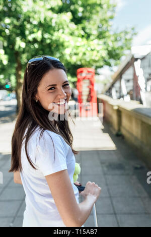 UK, London, Portrait von lächelnden jungen Frau auf der Straße Stockfoto
