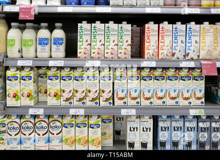 Laktose Milcherzeugnisse vegane Gesundheitsgetränke Milch in Kartons und Flaschen auf einem Kühlregal im Waitrose Supermarkt in London England UK KATHY DEWITT Stockfoto