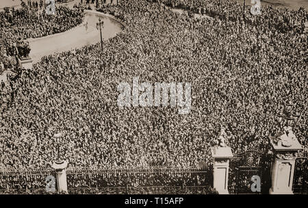 Die enorme Massen, schätzungsweise 250.000 außerhalb des Buckingham Palace am Abend des Silbernen Jubiläum feiern werden, im Mai 1935 von König George V und Königin Maria. Stockfoto