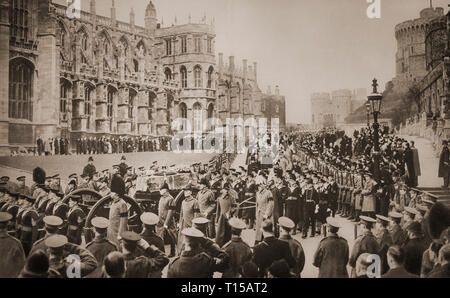 Am 28. Januar 1936, die Überreste von König George V, seinem Sarg getragen in einer Pistole wagen und von Königen und Mitglieder der vielen europäischen königlichen Familien, begleitet wird zur Kapelle des Hl. Georg im Windsor Castle, Berkshire, England gebracht.