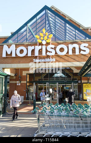 London, UK, 25. Februar 2019. Käufer außerhalb der Vorderseite eines Morrisons Supermarkt im Hatch End, London Stockfoto