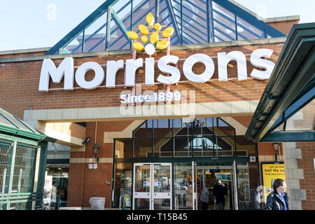 London, UK, 25. Februar 2019. Käufer außerhalb der Vorderseite eines Morrisons Store im Hatch End, London. Stockfoto