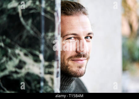 Portrait von bärtiger junger Mann lächelnd Stockfoto