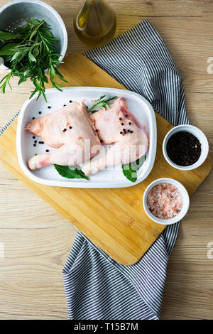 Rohes Huhn in Auflaufform Stockfoto