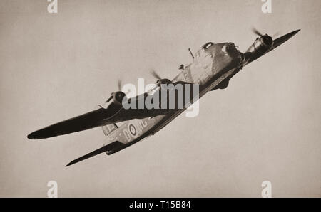 Die Short Stirling war der erste Vierstrahligen schwerer Bomber in Service mit der Royal Air Force während des Zweiten Weltkriegs eingeführt zu werden. Es eingegeben Squadron service Anfang 1941 und wurde praisedfor seine Fähigkeit, den Feind nacht Kämpfer und ihrer günstigen Fahreigenschaften, obwohl die Höhe der Decke oft Gegenstand der Kritik war. Der Stirling wurde in der zweiten Zeile der Zölle von Ende 1943 gedrängt, wegen der zunehmenden Verfügbarkeit der fähiger Handley Page Halifax und Avro Lancaster, die die Strategische Bombardierung von Deutschland. Stockfoto