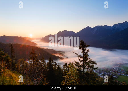Deutschland, Oberbayern, Werdenfelser Land, Wallgau, Isartal bei Sonnenaufgang, Ansicht von Krepelschrofen Stockfoto