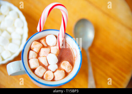 Overhead von Kakao mit Marshmallows und Candy Cane Stockfoto