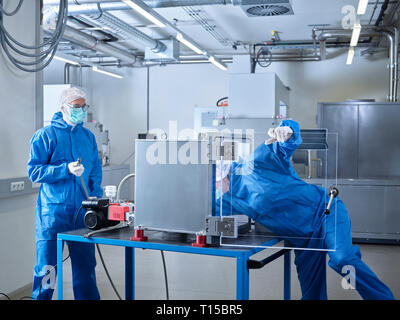 Chemiker in Industrie Labor Reinraum arbeiten Stockfoto