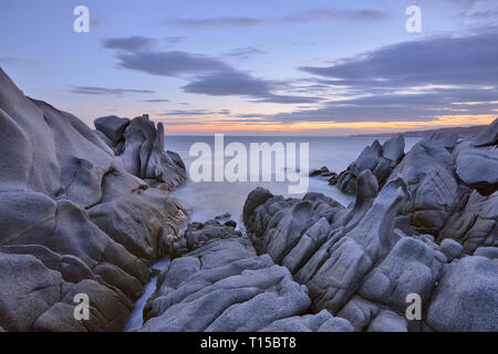 Granit Felsen an der Küste bei Sonnenaufgang am Capo Testa. Capo Testa, Santa Teresa di Gallura, Provinz Sassari, Sardinien, Italien, Mittelmeer, Europa. Stockfoto