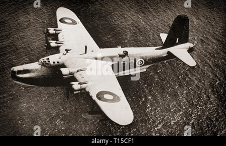 Entwickelt und von Short Brothers für die Royal Air Force, eine kurze Sunderland S25 Flugboot Bomber patrouillieren, auf Patrouille über einen britischen Konvoi gebaut. Bei 85 Fuß lang, es war die luxuriöseste Kriegszeiten Luftfahrzeuge mit WC, Waschbecken, Herd und Spüle, mit einer Mannschaft von zwölf, die oft in der Luft sind für 14 Stunden Sie jene Einrichtungen benötigen. Das deutsche U-Boot Besatzungen wird das 'Flying 'Krümmungsanalyse mit Stacheln' genannt, da es so am Löschen des Decks von Jerry u-Boote wirksam war. Sunderlands beschädigt oder sank 43 deutsche U-Boote und 12 von der Italienischen Marine, für den Verlust von nur zehn Sunderlands. Stockfoto