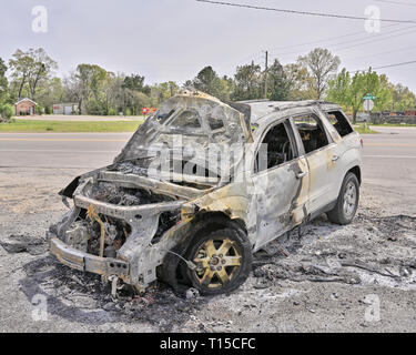 Ausgebrannt Auto oder suv auf der Seite der Straße in ländlichen Alabama, USA. Stockfoto